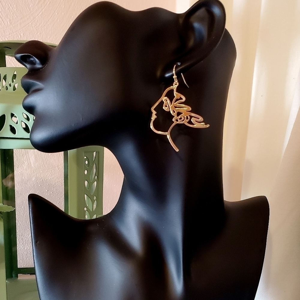 𝅺FACE Of An Angel Goldtone Earrings